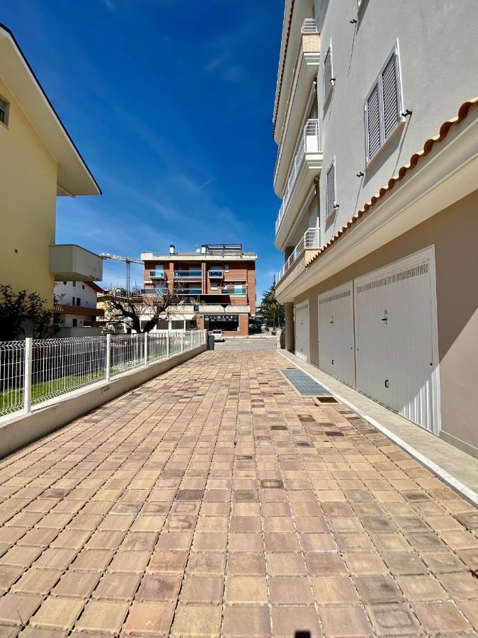 Appartamento Al Mare Con Giardino, Spiaggia E Piscina Alba Adriatica Exterior photo