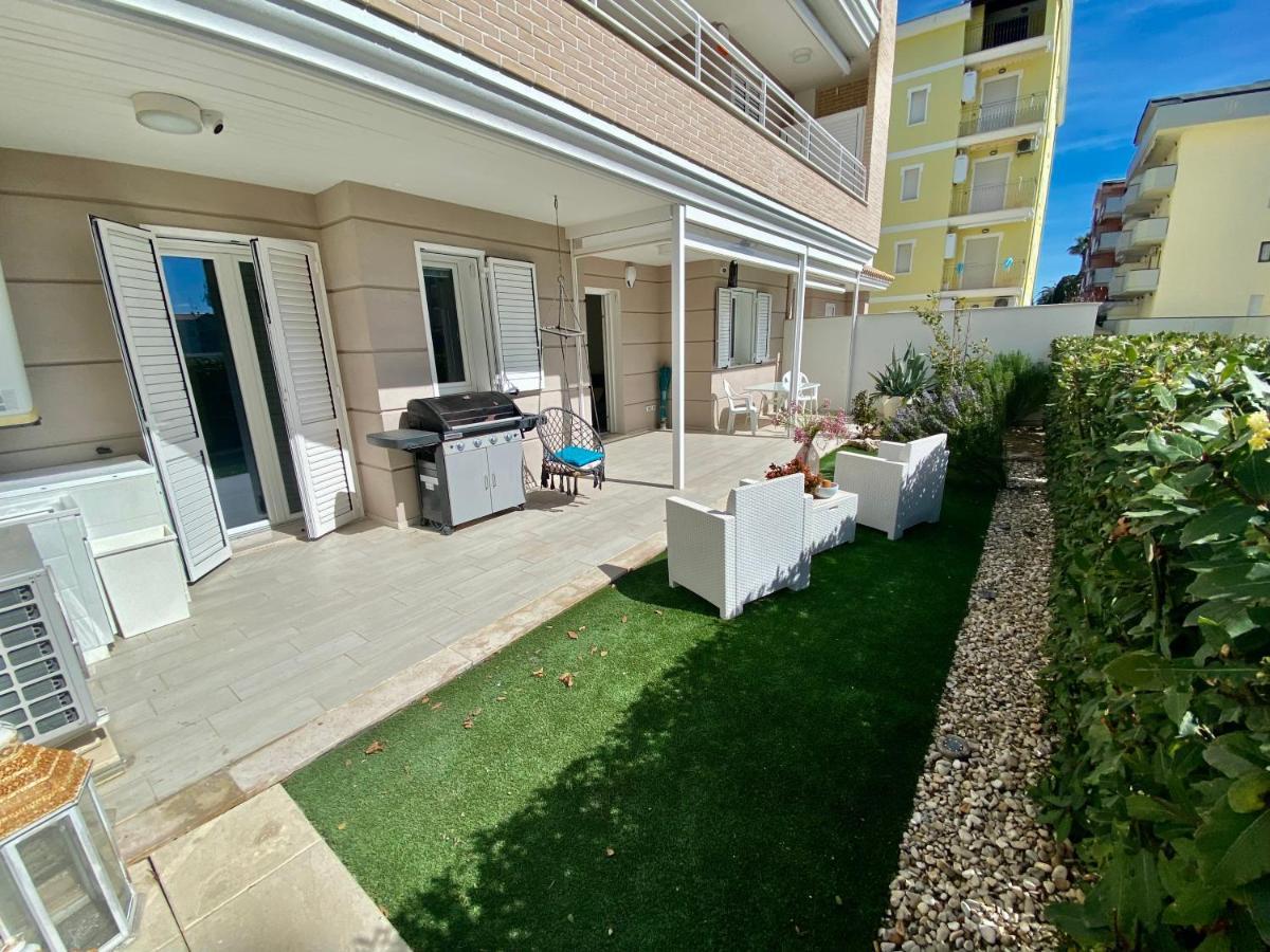 Appartamento Al Mare Con Giardino, Spiaggia E Piscina Alba Adriatica Exterior photo