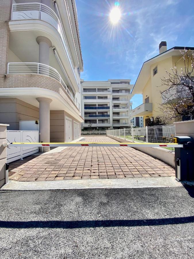 Appartamento Al Mare Con Giardino, Spiaggia E Piscina Alba Adriatica Exterior photo