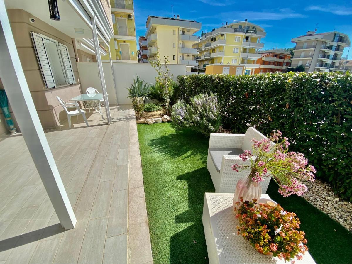 Appartamento Al Mare Con Giardino, Spiaggia E Piscina Alba Adriatica Exterior photo